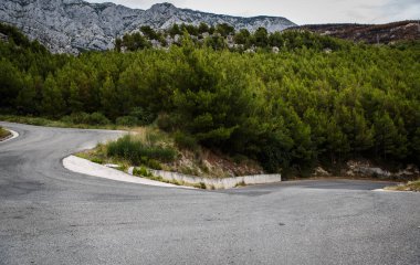 Dağ yolundan güzel doğal Biokovo Parkı Croatia.High rocky Dağları'nda yeşil köknar ve çam ağaçları ormanla kaplı