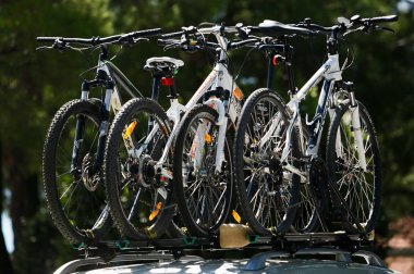 Arabanın çatısına park edilmiş bisiklet.