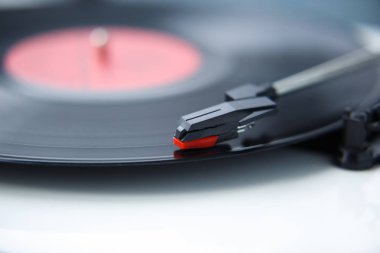 Vintage pikabını kapat. Retro analog dönüş tablosu aygıtı müzikle vinil disk çalar. Hipster ses ekipmanı.