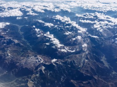 Mavi gökyüzü ve bulutlar. Uçaktan görüntüleyin. Seyahat