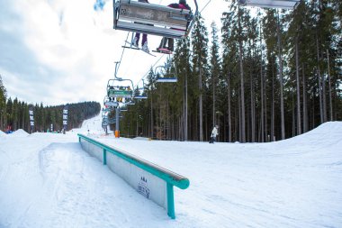 Yaremche, Ukrayna - 24 Mart 2018: Kar Üzerine Z-Oyunları. Bukovel Kar Parkı. Genç ve aktif sporcular için zorlu kış sporları müsabakası..