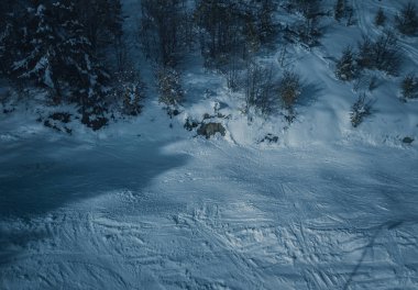 Güzel hava dron manzara fotoğraf soğuk karlı gün dağlarda. Kışın seyahat hedef aktif Turizm için. Karpat mountain Park doğanın güzelliği.