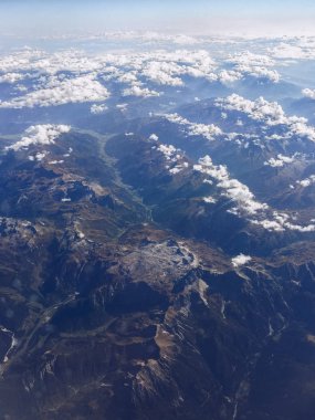 Mavi gökyüzü ve bulutlar. Uçaktan görüntüleyin. Seyahat