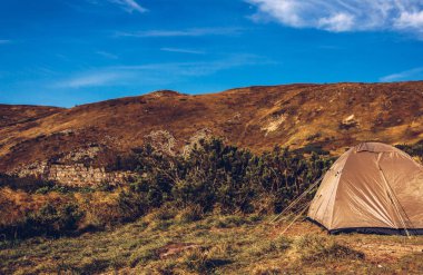 Karpat Dağları Turizm çadırda mavi gökyüzünün altında. Europe.Instagram vintage film filtre aktif Turizm için hedef, seyahat. Karpatlar'sonbahar sezonu da yürüyüş gitmek