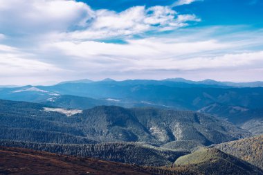 Sonbaharın güzel dağ manzarası. Instagram vintage film filtresi