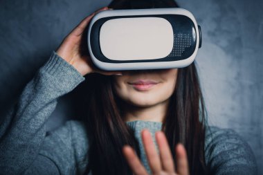 Mobil oyun uygulaması sanal gerçeklik kulaklık aygıtta oynayan genç kız portresi. Mobil oyun modern Vr kutusu. Taşınabilir vr gözlük teknoloji oyuncular için. Artırılmış gerçeklik gadget Moblie oyunları oynamak için