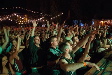 Kiev-11 Ağustos,2018: Açık hava yaz festivali Kurazh.Big grup gençlerin sahnede favori müzisyen elleri ile el sallayarak müzik dinlerken konser seyirci