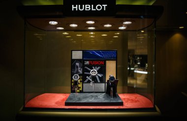 Lüks mağazada modern mücevher 