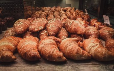 Atıştırmalık için lezzetli taze pişmiş kruvasan. İtalyan restoranında kahve molası için kruvasan satın alın