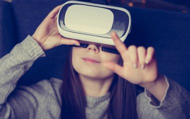 Mobil oyun uygulaması sanal gerçeklik kulaklık aygıtta oynayan genç kız portresi. Mobil oyun modern Vr kutusu. Taşınabilir vr gözlük teknoloji oyuncular için. Artırılmış gerçeklik gadget Moblie oyunları oynamak için