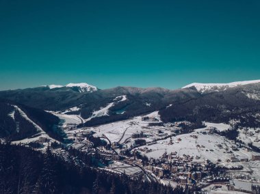 Güzel hava dron manzara fotoğraf soğuk karlı gün dağlarda. Kışın seyahat hedef aktif Turizm için. Karpat mountain Park doğanın güzelliği. 