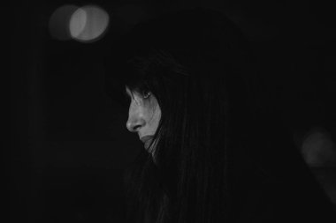 Moskova-8 Eylül, 2016: Sanat eğlence Club otel genç Rus şair Marina Kacuba akşamlar. Klavye çalan Liza portresi