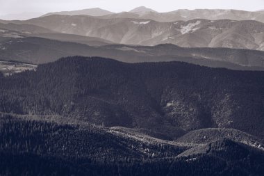 Sonbaharın güzel dağ manzarası. Instagram vintage film filtresi