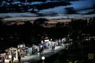 Hırvatistan 'da gece vakti Akdeniz tatil beldesinin hava manzarası 
