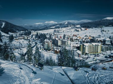 Bukovel, Ukrayna - 19 Mart, 2018: soğuk kış günü güzel doğada. Bukovel Kayak Park Karpat Dağları'nda. Güney Avrupa'nın aktif Turizm için popüler bir yer