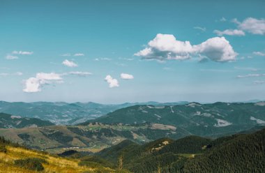 Sonbaharın güzel dağ manzarası. Instagram vintage film filtresi