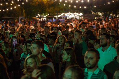 Kiev-11 Ağustos,2018: Açık hava yaz festivali Kurazh.Big grup gençlerin sahnede favori müzisyen elleri ile el sallayarak müzik dinlerken konser seyirci
