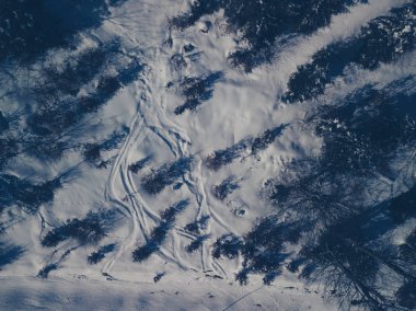 Hava dron manzara fotoğraf Karpat Dağları'nın soğuk kış günü. Doğa Carpathians.Ski ve kar kurulu Park yukarıdan Europe.Enjoy güzellikler içinde aktif Turizm için hedef, seyahat
