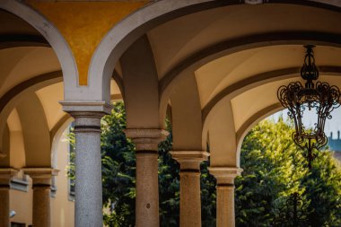 Milano,İtalya-9 Ekim,2018: Milano,Lombardia şehir sokaklarında güzel İtalyan mimarisi.