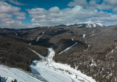 Soğuk kış günü dağ manzarası güzel hava dron Panoraması. Donmuş ağaçlar Karpatlar tepelerde kar ile kaplı. Doğal manzaralı. Avrupa'nın aktif Turizm için seyahat hedef