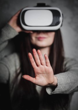 Mobil oyun uygulaması sanal gerçeklik kulaklık aygıtta oynayan genç kız. Mobil oyun modern Vr kutusu. Taşınabilir vr gözlük teknoloji oyuncular için. Artırılmış gerçeklik gadget Moblie oyunları oynamak için