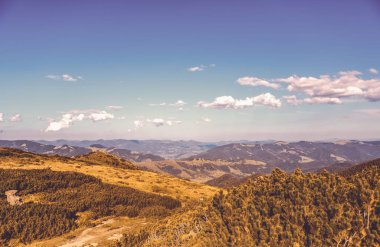 Sonbaharın güzel dağ manzarası. Instagram vintage film filtresi