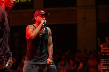 Kiev-11 Ağustos,2018: Rap şarkıcısı Ligalize açık hava gece kulübünde Kurazh yaz müzik festivali sahnede mikrofonda şarkı söylüyor. Dövmeli beyaz rapçi sahnede mikrofonda şarkı lar. Hip hop yıldız performansı 