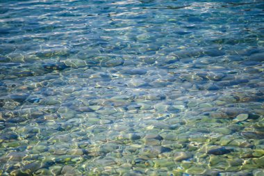 Güzel şeffaf Adriyatik Denizi, Hırvatistan 'da tropikal güneşin altında parlıyor. Yaz tatili turu için seyahat noktası. Kristal berrak suya dalmak için iyi bir yer.