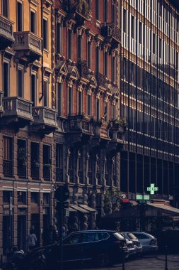 Milano,İtalya-9 Ekim,2018: Milano şehir sokaklarında güzel İtalyan mimarisi,Lombardia.Sforza Kalesi yakınındaki Çeşme ve etrafta dolaşan turist 