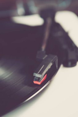 Retro tablo oyuncu aygıt çalış müzik ile eski analog disk kapat kapat. Vintage turntable iğne kayıt üzerinde