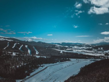 Güzel hava dron manzara fotoğraf soğuk karlı gün dağlarda. Kışın seyahat hedef aktif Turizm için. Karpat mountain Park doğanın güzelliği. 