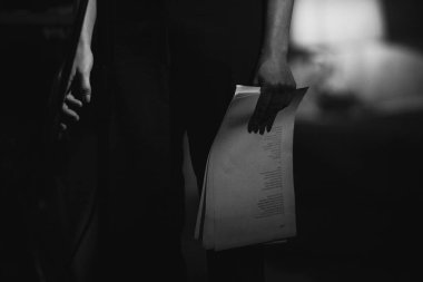 Moskova-8 Eylül, 2016: Sanat eğlence Club otel genç Rus şair Marina Kacuba akşamlar. Kağıda basılmış şiir odaklanmak