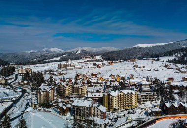 Bukovel, Ukrayna - 19 Mart, 2018: soğuk kış günü güzel doğada. Bukovel Kayak Park Karpat Dağları'nda. Güney Avrupa'nın aktif Turizm için popüler bir yer