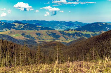 Sonbaharın güzel dağ manzarası. Instagram vintage film filtresi