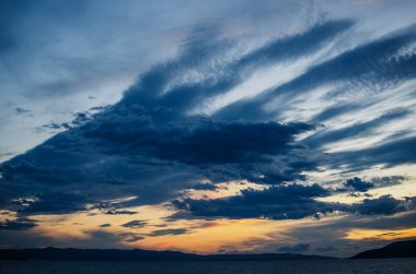 Croatia.Enjoy akşam görünümünde güzel gün batımı. Alacakaranlıkta güneş aydınlatma ve dramatik gökyüzü. Hedef arka plan seyahat. Gitmek için tur tatil günlerinde relax ve Avrupa'nın doğanın güzelliği zevk