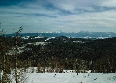 Güzel hava dron manzara fotoğraf soğuk karlı gün dağlarda. Kışın seyahat hedef aktif Turizm için. Karpat mountain Park doğanın güzelliği. Yeşil çam ağaçları tepelerde büyümek