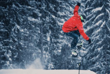 Bukovel, Ukrayna - 20 Mart, 2018: Snowboard Yarışması kış Park. Genç sporcular snowboard içinde rekabet. Gençlik için serin aşırı spor yarışma.