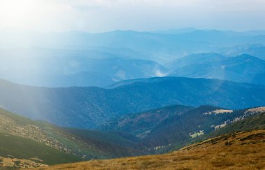 Güzel dağ silsilesi panorama Karpat Dağları'nda. Güney Avrupa'nın aktif Turizm için popüler seyahat hedef