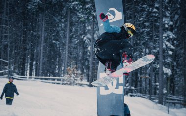 Bukovel, Ukrayna - 20 Mart, 2018: Snowboard Yarışması kış Park. Genç sporcular snowboard içinde rekabet. Gençlik için serin aşırı spor yarışma.