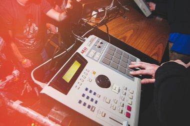 Akai MPC 2000xl, yakın çekim
