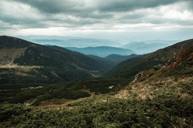 Sonbaharın güzel dağ manzarası. Instagram vintage film filtresi
