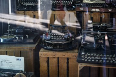 Eski retro daktilolar dükkanda 