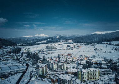 Bukovel, Ukrayna - 19 Mart, 2018: soğuk kış günü güzel doğada. Bukovel Kayak Park Karpat Dağları'nda. Güney Avrupa'nın aktif Turizm için popüler bir yer