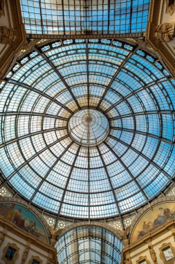 Ünlü alışveriş merkezi Galeri Vittorio Emanuele Milan, İtalya. İtalyan moda başkenti Milano, popüler turistik en eski alışveriş merkezi. Güzel cam çatı yukarıda lüks giyim mağazaları.