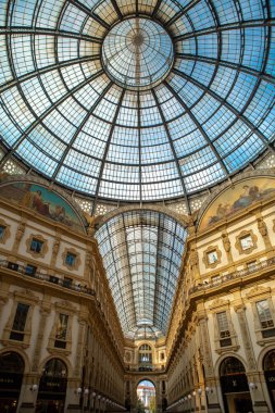 Milan, İtalya - 12 Ekim, 2018: lüks alışveriş merkezi Galeria di Vittorio Emanuele Milano.Popular merkezi turist simgesel yapı içinde. En iyi moda mağazaları ile antik alışveriş merkezi. Ünlü markalar yeni elbiseler satın.
