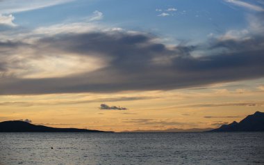 Canlı renkler ile dramatik günbatımı 