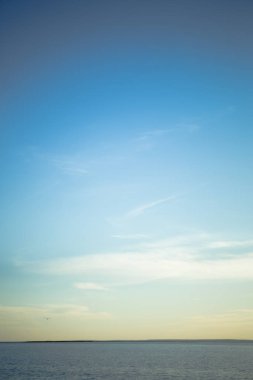 Deniz kenarında okyanus kıyısında egzotik seyahat hedef üzerinde güzel gün batımı. Köpüklü su yüzeyinin altında yaz akşam alacakaranlık aydınlatma