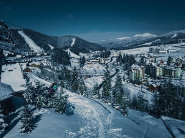Bukovel, Ukrayna - 19 Mart, 2018: soğuk kış günü güzel doğada. Bukovel Kayak Park Karpat Dağları'nda. Güney Avrupa'nın aktif Turizm için popüler bir yer