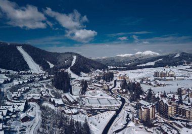 Bukovel, Ukrayna - 19 Mart, 2018: soğuk kış günü güzel doğada. Bukovel Kayak Park Karpat Dağları'nda. Güney Avrupa'nın aktif Turizm için popüler bir yer