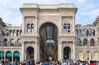 Milan, İtalya - 12 Ekim, 2018: Antik alışveriş merkezi Galeri Vittorio Emanuele Milano.Luxury merkezi alışveriş pahalı butik mağazaları ve moda mağazaları ile. Popüler turistik landmark Lombardia.